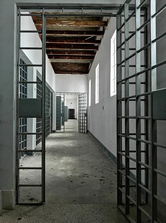 Foto de um corredor prisional do forte de Peniche