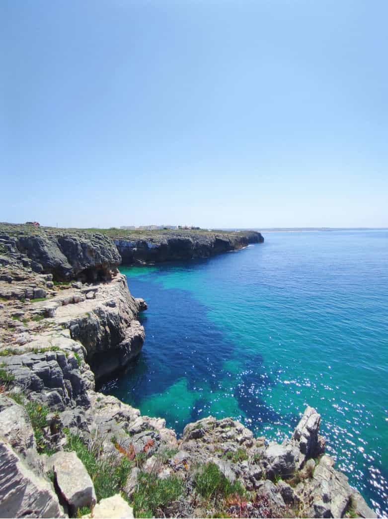 Costa sul de Peniche com mar azulado