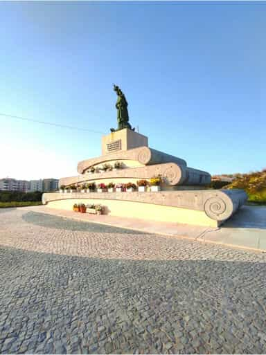 Estátua em honra de Nossa Senhora da Boa Viagem à entrada de Peniche