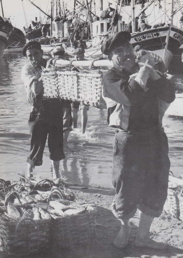 Foto preto e branco Peniche Antigo de Homens do mar transportando peixe nos anos 40
