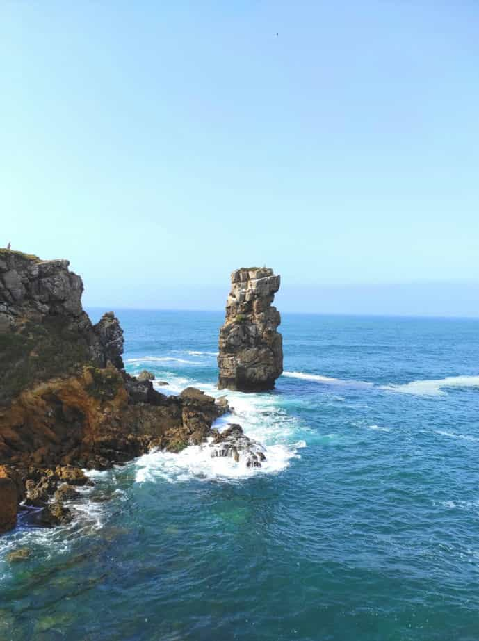 Foto da Pedra dos Corvos, na Papôa, em Peniche