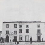 Foto preto e branco Peniche Antigo de Largo de 5 de Outubro com anúncio em Casa do Povo em 1912