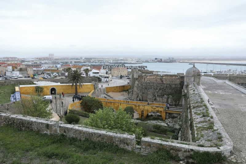 Vista da Fortaleza para o revelim e para a cidade de Peniche